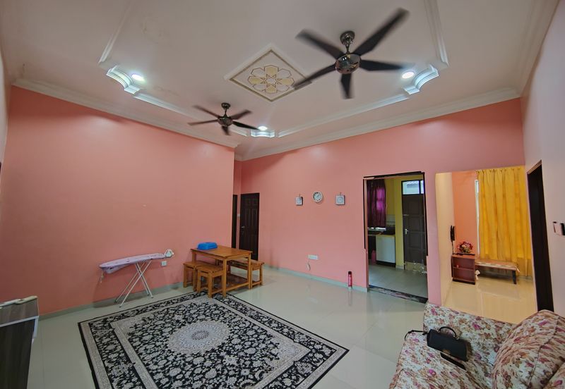 Banglo Setingkat di Kg. Wakaf Dua, Bukit Payong, Terengganu mengadap Jalan Utama