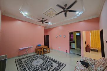 Banglo Setingkat di Kg. Wakaf Dua, Bukit Payong, Terengganu mengadap Jalan Utama