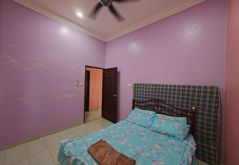 Banglo Setingkat di Kg. Wakaf Dua, Bukit Payong, Terengganu mengadap Jalan Utama