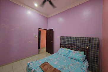 Banglo Setingkat di Kg. Wakaf Dua, Bukit Payong, Terengganu mengadap Jalan Utama