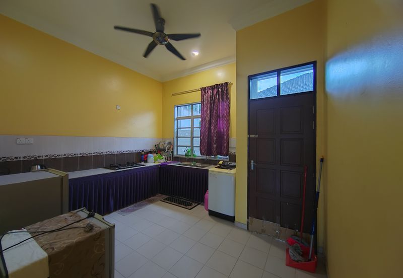 Banglo Setingkat di Kg. Wakaf Dua, Bukit Payong, Terengganu mengadap Jalan Utama