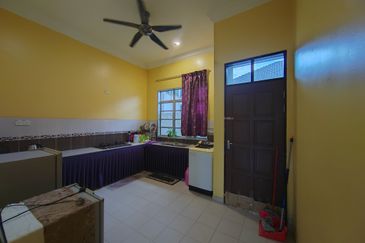 Banglo Setingkat di Kg. Wakaf Dua, Bukit Payong, Terengganu mengadap Jalan Utama