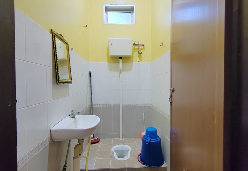 Banglo Setingkat di Kg. Wakaf Dua, Bukit Payong, Terengganu mengadap Jalan Utama