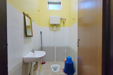 Banglo Setingkat di Kg. Wakaf Dua, Bukit Payong, Terengganu mengadap Jalan Utama