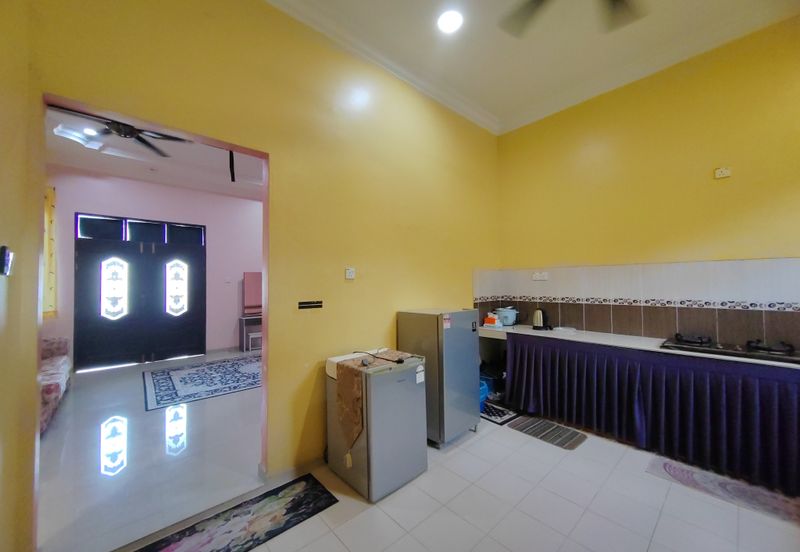 Banglo Setingkat di Kg. Wakaf Dua, Bukit Payong, Terengganu mengadap Jalan Utama