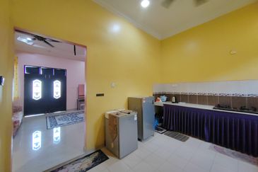 Banglo Setingkat di Kg. Wakaf Dua, Bukit Payong, Terengganu mengadap Jalan Utama
