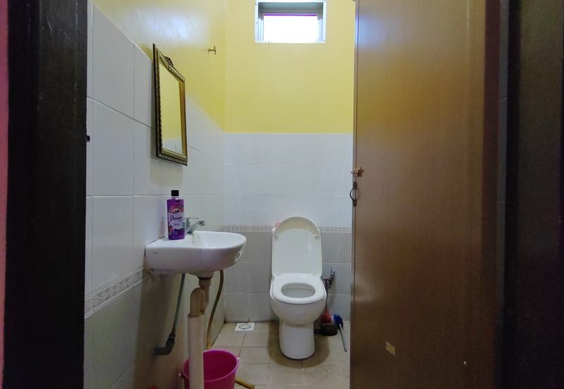 Banglo Setingkat di Kg. Wakaf Dua, Bukit Payong, Terengganu mengadap Jalan Utama