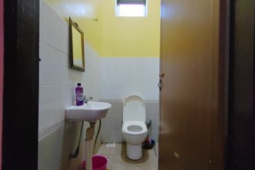 Banglo Setingkat di Kg. Wakaf Dua, Bukit Payong, Terengganu mengadap Jalan Utama