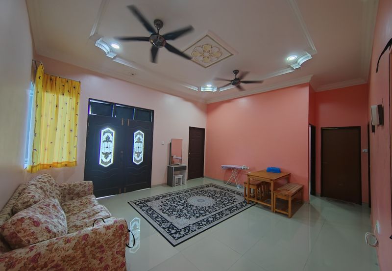 Banglo Setingkat di Kg. Wakaf Dua, Bukit Payong, Terengganu mengadap Jalan Utama