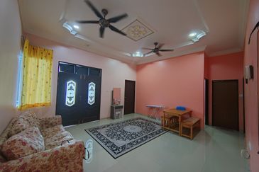 Banglo Setingkat di Kg. Wakaf Dua, Bukit Payong, Terengganu mengadap Jalan Utama