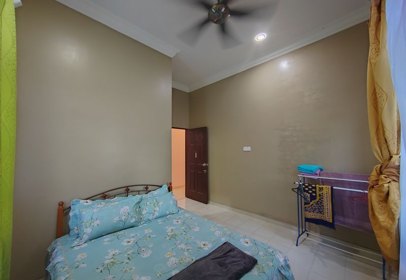 Banglo Setingkat di Kg. Wakaf Dua, Bukit Payong, Terengganu mengadap Jalan Utama