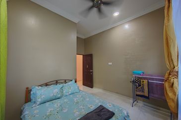 Banglo Setingkat di Kg. Wakaf Dua, Bukit Payong, Terengganu mengadap Jalan Utama