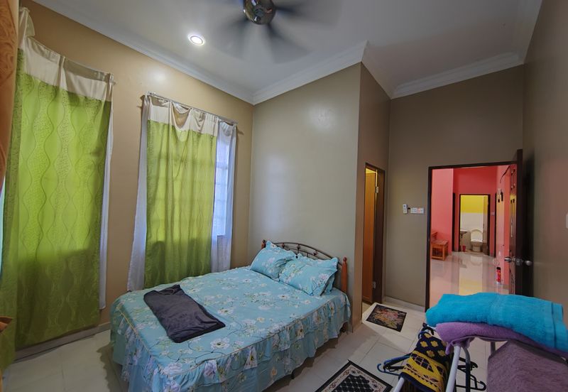 Banglo Setingkat di Kg. Wakaf Dua, Bukit Payong, Terengganu mengadap Jalan Utama