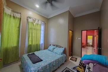 Banglo Setingkat di Kg. Wakaf Dua, Bukit Payong, Terengganu mengadap Jalan Utama