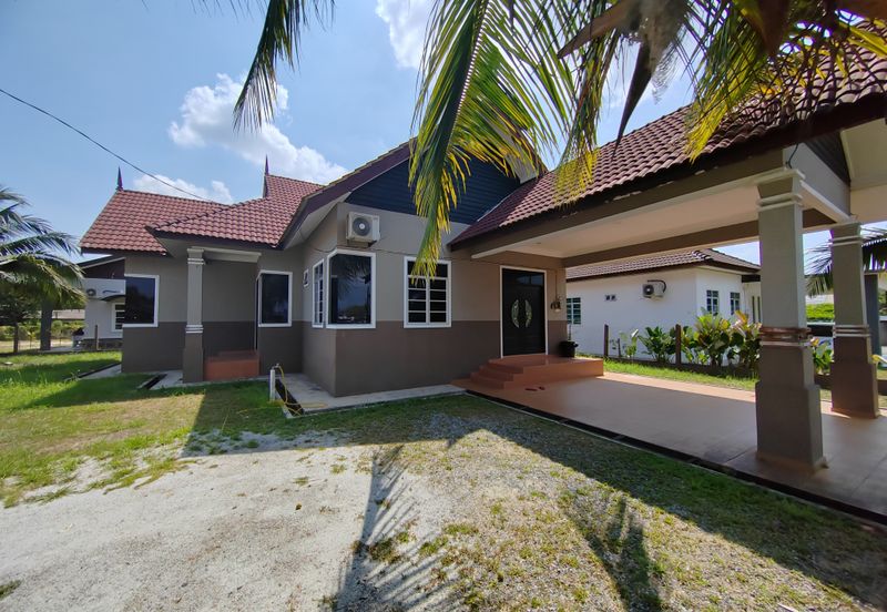 Banglo Setingkat di Kg. Wakaf Dua, Bukit Payong, Terengganu mengadap Jalan Utama