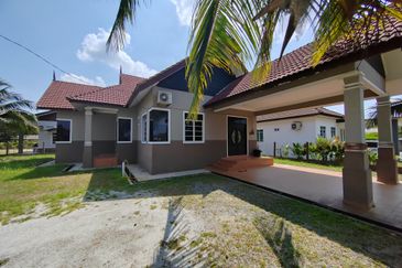Banglo Setingkat di Kg. Wakaf Dua, Bukit Payong, Terengganu mengadap Jalan Utama
