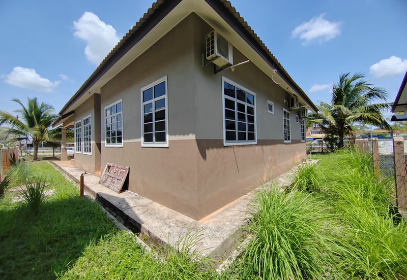 Banglo Setingkat di Kg. Wakaf Dua, Bukit Payong, Terengganu mengadap Jalan Utama