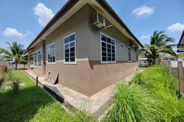 Banglo Setingkat di Kg. Wakaf Dua, Bukit Payong, Terengganu mengadap Jalan Utama