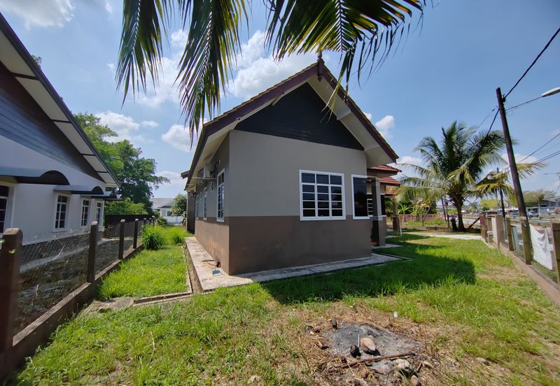 Banglo Setingkat di Kg. Wakaf Dua, Bukit Payong, Terengganu mengadap Jalan Utama