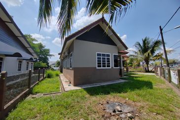 Banglo Setingkat di Kg. Wakaf Dua, Bukit Payong, Terengganu mengadap Jalan Utama