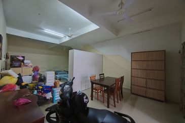 𝗥𝗨𝗠𝗔𝗛 𝗧𝗘𝗥𝗘𝗦 𝟮 𝗧𝗜𝗡𝗚𝗞𝗔𝗧 𝐈𝐍𝐓𝐄𝐑𝐌𝐄𝐃𝐈𝐀𝐓𝐄 𝗗𝗜 𝗧𝗔𝗠𝗔𝗡 𝗗𝗘𝗦𝗔 𝗬𝗧 𝐃𝐄𝐏𝐀𝐍 𝐒𝐓𝐀𝐃𝐈𝐔𝐌 𝐆𝐎𝐍𝐆 𝐁𝐀𝐃𝐀𝐊, 𝐓𝐑𝐆