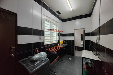 𝗥𝗨𝗠𝗔𝗛 𝗧𝗘𝗥𝗘𝗦 𝟮 𝗧𝗜𝗡𝗚𝗞𝗔𝗧 𝐈𝐍𝐓𝐄𝐑𝐌𝐄𝐃𝐈𝐀𝐓𝐄 𝗗𝗜 𝗧𝗔𝗠𝗔𝗡 𝗗𝗘𝗦𝗔 𝗬𝗧 𝐃𝐄𝐏𝐀𝐍 𝐒𝐓𝐀𝐃𝐈𝐔𝐌 𝐆𝐎𝐍𝐆 𝐁𝐀𝐃𝐀𝐊, 𝐓𝐑𝐆