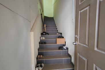 𝗥𝗨𝗠𝗔𝗛 𝗧𝗘𝗥𝗘𝗦 𝟮 𝗧𝗜𝗡𝗚𝗞𝗔𝗧 𝐈𝐍𝐓𝐄𝐑𝐌𝐄𝐃𝐈𝐀𝐓𝐄 𝗗𝗜 𝗧𝗔𝗠𝗔𝗡 𝗗𝗘𝗦𝗔 𝗬𝗧 𝐃𝐄𝐏𝐀𝐍 𝐒𝐓𝐀𝐃𝐈𝐔𝐌 𝐆𝐎𝐍𝐆 𝐁𝐀𝐃𝐀𝐊, 𝐓𝐑𝐆