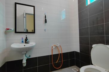 𝗥𝗨𝗠𝗔𝗛 𝗧𝗘𝗥𝗘𝗦 𝟮 𝗧𝗜𝗡𝗚𝗞𝗔𝗧 𝐈𝐍𝐓𝐄𝐑𝐌𝐄𝐃𝐈𝐀𝐓𝐄 𝗗𝗜 𝗧𝗔𝗠𝗔𝗡 𝗗𝗘𝗦𝗔 𝗬𝗧 𝐃𝐄𝐏𝐀𝐍 𝐒𝐓𝐀𝐃𝐈𝐔𝐌 𝐆𝐎𝐍𝐆 𝐁𝐀𝐃𝐀𝐊, 𝐓𝐑𝐆