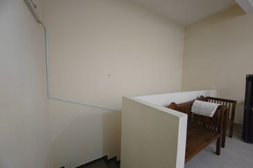 𝗥𝗨𝗠𝗔𝗛 𝗧𝗘𝗥𝗘𝗦 𝟮 𝗧𝗜𝗡𝗚𝗞𝗔𝗧 𝐈𝐍𝐓𝐄𝐑𝐌𝐄𝐃𝐈𝐀𝐓𝐄 𝗗𝗜 𝗧𝗔𝗠𝗔𝗡 𝗗𝗘𝗦𝗔 𝗬𝗧 𝐃𝐄𝐏𝐀𝐍 𝐒𝐓𝐀𝐃𝐈𝐔𝐌 𝐆𝐎𝐍𝐆 𝐁𝐀𝐃𝐀𝐊, 𝐓𝐑𝐆