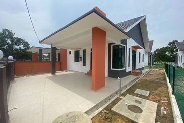 𝐑𝐔𝐌𝐀𝐇 𝐒𝐄𝐌𝐈-𝐃 𝐌𝐎𝐃𝐄𝐍 𝐃𝐈 𝐊𝐆 𝐖𝐀𝐊𝐀𝐅 𝐃𝐔𝐀 𝐁𝐔𝐊𝐈𝐓 𝐏𝐀𝐘𝐎𝐍𝐆, 𝐌𝐀𝐑𝐀𝐍𝐆, 𝐓𝐄𝐑𝐄𝐍𝐆𝐆𝐀𝐍𝐔