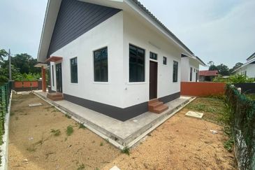 𝐑𝐔𝐌𝐀𝐇 𝐒𝐄𝐌𝐈-𝐃 𝐌𝐎𝐃𝐄𝐍 𝐃𝐈 𝐊𝐆 𝐖𝐀𝐊𝐀𝐅 𝐃𝐔𝐀 𝐁𝐔𝐊𝐈𝐓 𝐏𝐀𝐘𝐎𝐍𝐆, 𝐌𝐀𝐑𝐀𝐍𝐆, 𝐓𝐄𝐑𝐄𝐍𝐆𝐆𝐀𝐍𝐔