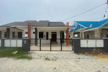 𝐑𝐔𝐌𝐀𝐇 𝐒𝐄𝐌𝐈-𝐃 𝐌𝐎𝐃𝐄𝐍 𝐃𝐈 𝐊𝐆 𝐖𝐀𝐊𝐀𝐅 𝐃𝐔𝐀 𝐁𝐔𝐊𝐈𝐓 𝐏𝐀𝐘𝐎𝐍𝐆, 𝐌𝐀𝐑𝐀𝐍𝐆, 𝐓𝐄𝐑𝐄𝐍𝐆𝐆𝐀𝐍𝐔