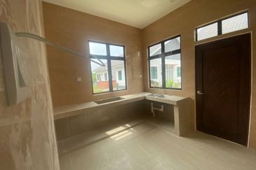 𝐑𝐔𝐌𝐀𝐇 𝐒𝐄𝐌𝐈-𝐃 𝐌𝐎𝐃𝐄𝐍 𝐃𝐈 𝐊𝐆 𝐖𝐀𝐊𝐀𝐅 𝐃𝐔𝐀 𝐁𝐔𝐊𝐈𝐓 𝐏𝐀𝐘𝐎𝐍𝐆, 𝐌𝐀𝐑𝐀𝐍𝐆, 𝐓𝐄𝐑𝐄𝐍𝐆𝐆𝐀𝐍𝐔