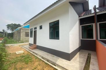 𝐑𝐔𝐌𝐀𝐇 𝐒𝐄𝐌𝐈-𝐃 𝐌𝐎𝐃𝐄𝐍 𝐃𝐈 𝐊𝐆 𝐖𝐀𝐊𝐀𝐅 𝐃𝐔𝐀 𝐁𝐔𝐊𝐈𝐓 𝐏𝐀𝐘𝐎𝐍𝐆, 𝐌𝐀𝐑𝐀𝐍𝐆, 𝐓𝐄𝐑𝐄𝐍𝐆𝐆𝐀𝐍𝐔