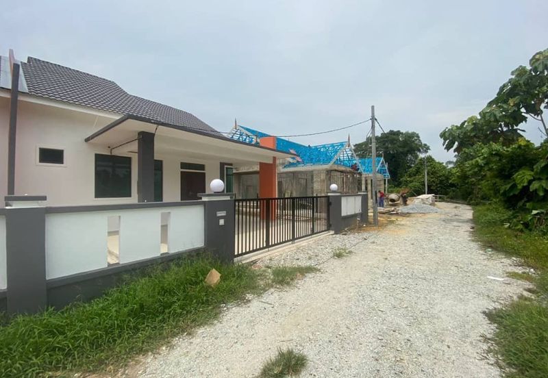 𝐑𝐔𝐌𝐀𝐇 𝐒𝐄𝐌𝐈-𝐃 𝐌𝐎𝐃𝐄𝐍 𝐃𝐈 𝐊𝐆 𝐖𝐀𝐊𝐀𝐅 𝐃𝐔𝐀 𝐁𝐔𝐊𝐈𝐓 𝐏𝐀𝐘𝐎𝐍𝐆, 𝐌𝐀𝐑𝐀𝐍𝐆, 𝐓𝐄𝐑𝐄𝐍𝐆𝐆𝐀𝐍𝐔