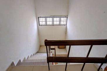 𝐑𝐔𝐌𝐀𝐇 𝐒𝐄𝐌𝐈-𝐃 𝟐 𝐓𝐈𝐍𝐆𝐊𝐀𝐓 𝐃𝐈 𝐁𝐀𝐍𝐃𝐀𝐑 𝐊𝐔𝐀𝐋𝐀 𝐓𝐄𝐑𝐄𝐍𝐆𝐆𝐀𝐍𝐔 𝐁𝐄𝐑𝐒𝐄𝐁𝐄𝐋𝐀𝐇𝐀𝐍 𝐈𝐂𝐎𝐍 𝐑𝐄𝐒𝐈𝐃𝐄𝐍𝐂𝐄𝐒