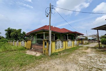 BANGLO SETINGKAT DI KG DURIAN BURUNG, KUALA TERENGGANU, TERENGGANU