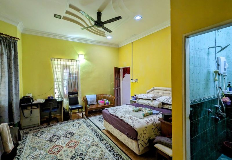 BANGLO SETINGKAT DI KG DURIAN BURUNG, KUALA TERENGGANU, TERENGGANU