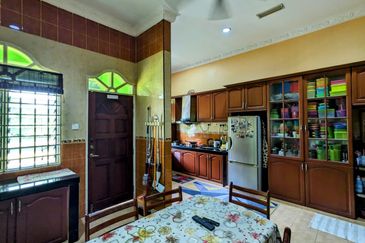 BANGLO SETINGKAT DI KG DURIAN BURUNG, KUALA TERENGGANU, TERENGGANU