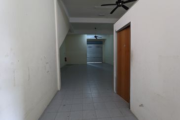 Shoplot 2 Tingkat di Padang Nenas, Gong Badak Berdekatan Bandar Baru Kuala Nerus, Terengganu