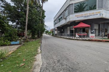 Shoplot 2 Tingkat di Padang Nenas, Gong Badak Berdekatan Bandar Baru Kuala Nerus, Terengganu