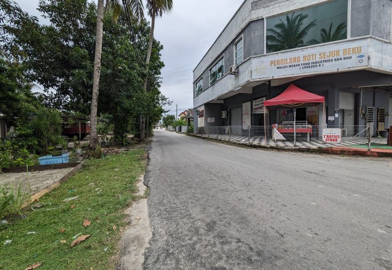 Shoplot 2 Tingkat di Padang Nenas, Gong Badak Berdekatan Bandar Baru Kuala Nerus, Terengganu