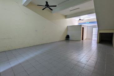 Shoplot 2 Tingkat di Padang Nenas, Gong Badak Berdekatan Bandar Baru Kuala Nerus, Terengganu