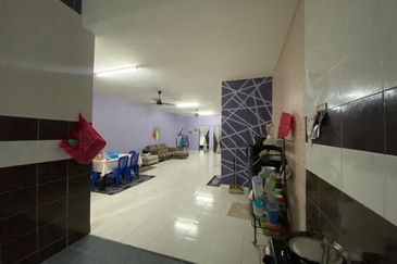 Shoplot 2 Tingkat di Padang Nenas, Gong Badak Berdekatan Bandar Baru Kuala Nerus, Terengganu