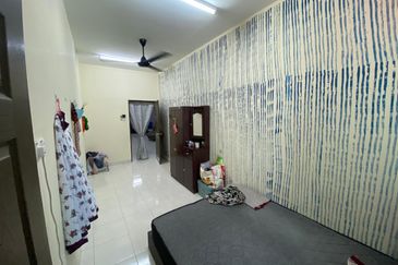 Shoplot 2 Tingkat di Padang Nenas, Gong Badak Berdekatan Bandar Baru Kuala Nerus, Terengganu