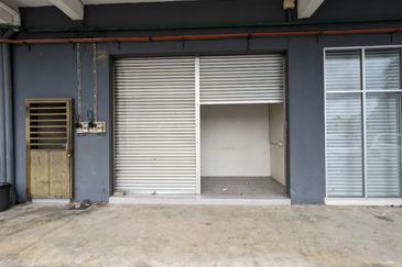 Shoplot 2 Tingkat di Padang Nenas, Gong Badak Berdekatan Bandar Baru Kuala Nerus, Terengganu