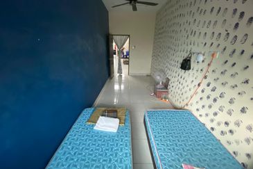 Shoplot 2 Tingkat di Padang Nenas, Gong Badak Berdekatan Bandar Baru Kuala Nerus, Terengganu