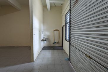 Shoplot 2 Tingkat di Padang Nenas, Gong Badak Berdekatan Bandar Baru Kuala Nerus, Terengganu