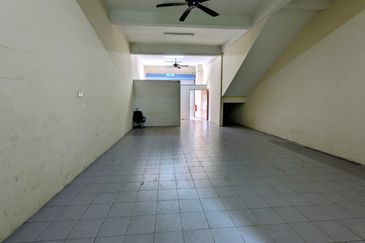 Shoplot 2 Tingkat di Padang Nenas, Gong Badak Berdekatan Bandar Baru Kuala Nerus, Terengganu