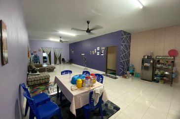 Shoplot 2 Tingkat di Padang Nenas, Gong Badak Berdekatan Bandar Baru Kuala Nerus, Terengganu